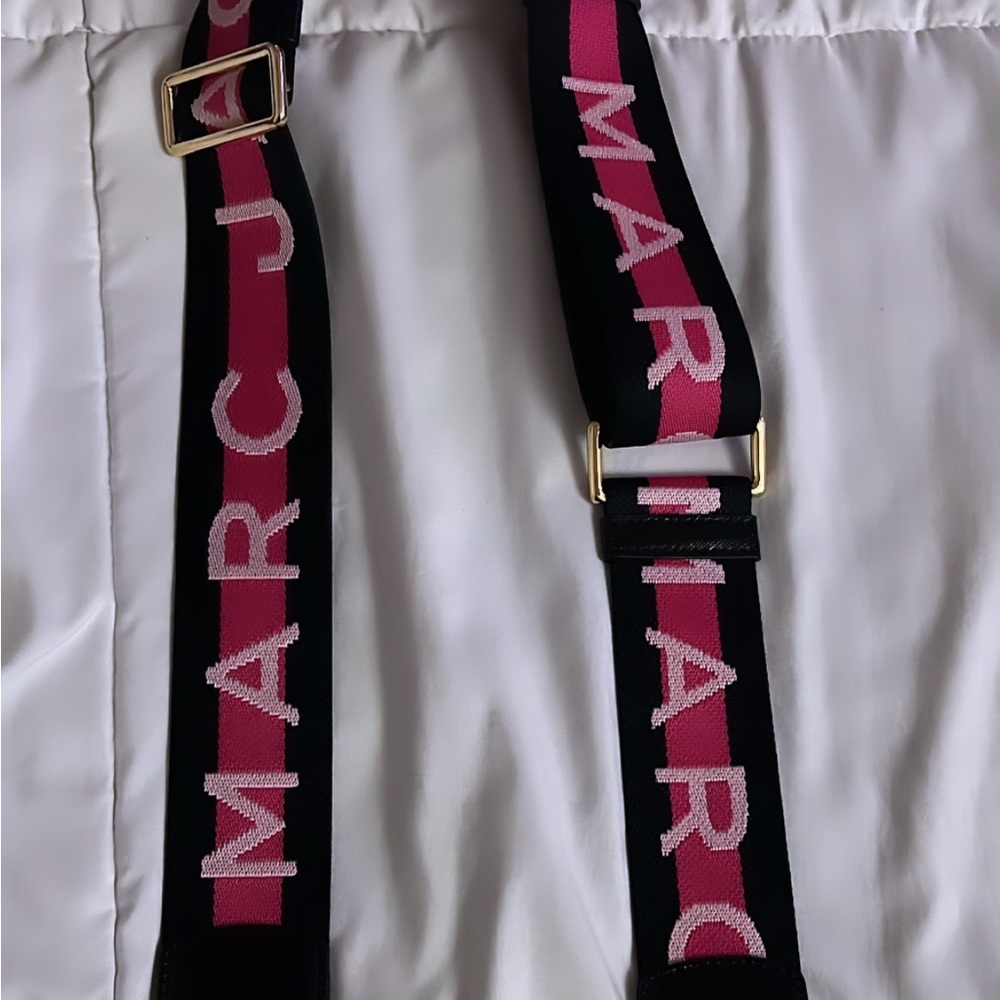 Marc Jacobs crossbody Adjustable strap 
Approx. 3"H x 3.9"W x 0.4"D